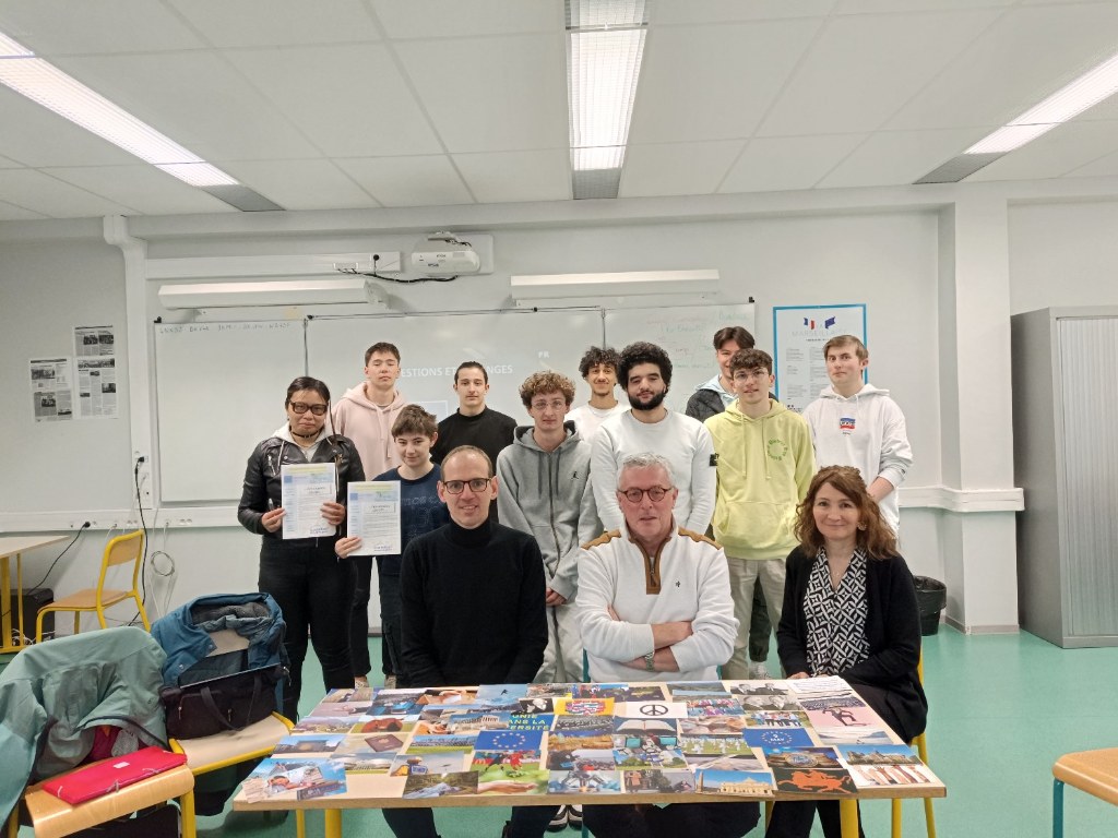 : une partie des étudiants, et Marc Templar (responsable des Affaires européennes), Dario Chaudière (enseignant), Sylvie Picarle (chargée de projet) au premier rang.